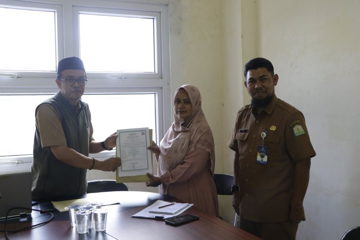 17 Tenant Kantin RSUDZA Terima Sertifikat Halal dari LPPOM MPU Aceh. (Foto: MC Aceh)