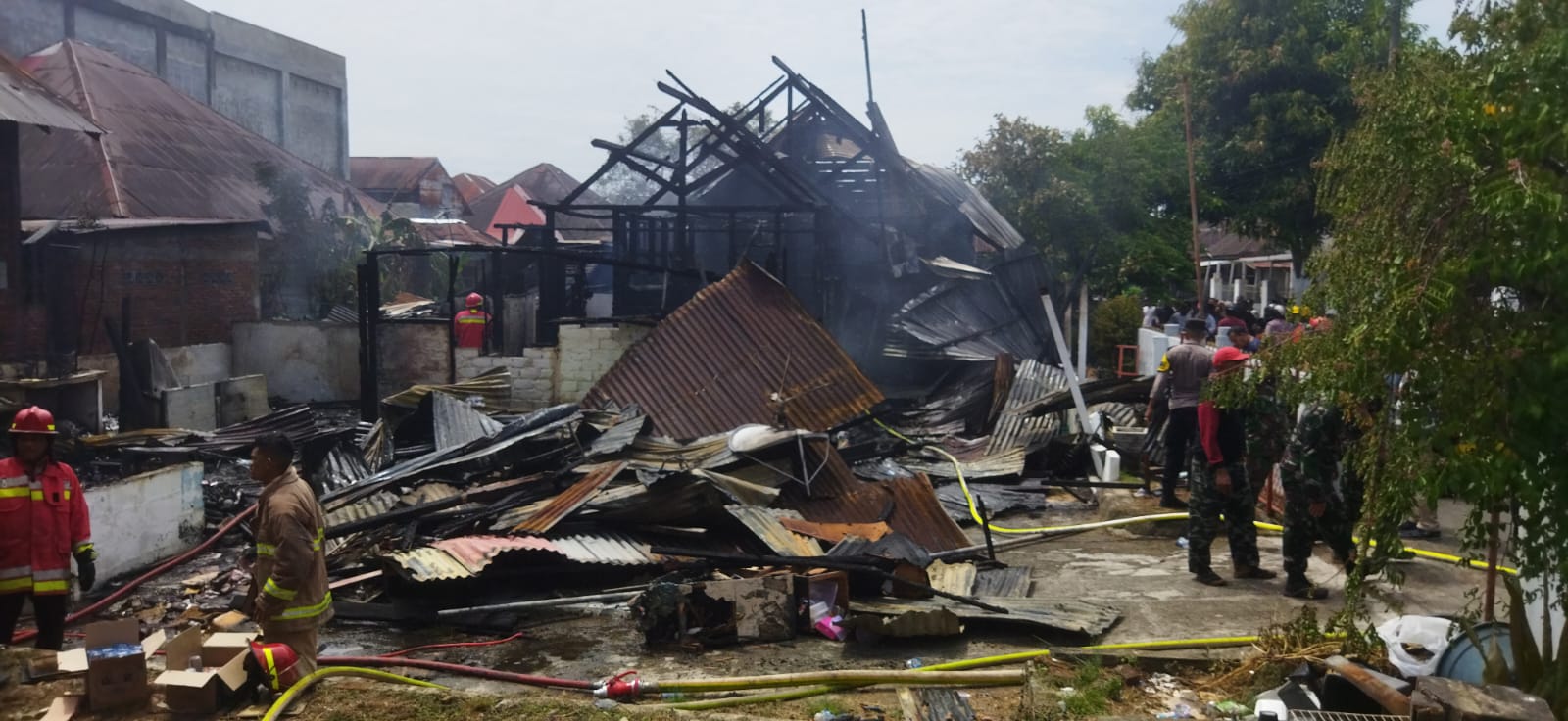 Kebakaran yang terjadi di  Gampong Ateuk Pahlawan, Kecamatan Baiturrahman, Kota Banda Aceh, Kamis (19/6/2025). (Foto: Nukilan/Sammy)