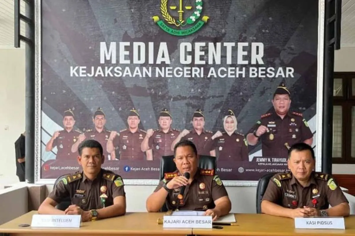 Kajari Aceh Besar Jemmy Novian Tirayudi memberikan keterangan terkait peningkatan penanganan perkara dugaan tindak pidana korupsi anggaran perjalanan dinas di Aceh Besar, Kamis (26/6/2025). (Foto: Kejari Aceh Besar)