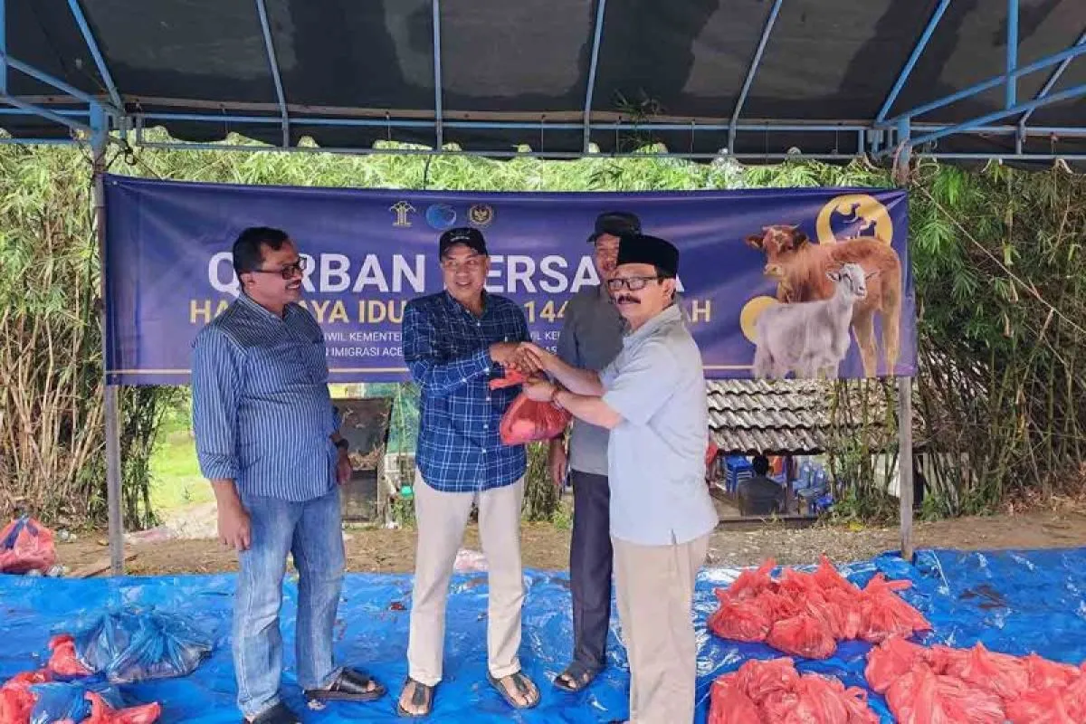 Kemenkum Aceh Salurkan Ratusan Paket Daging Kurban kepada Warga. (Foto: ANTARA)