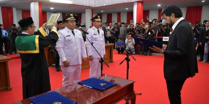 Gubernur Aceh Muzakir Manaf atau yang akrab disapa Mualem resmi melantik H. Zulkifli H. Adam dan Drs. Suradji Junus sebagai Wali Kota dan Wakil Wali Kota Sabang periode 2025–2030. (Foto: MC Aceh)