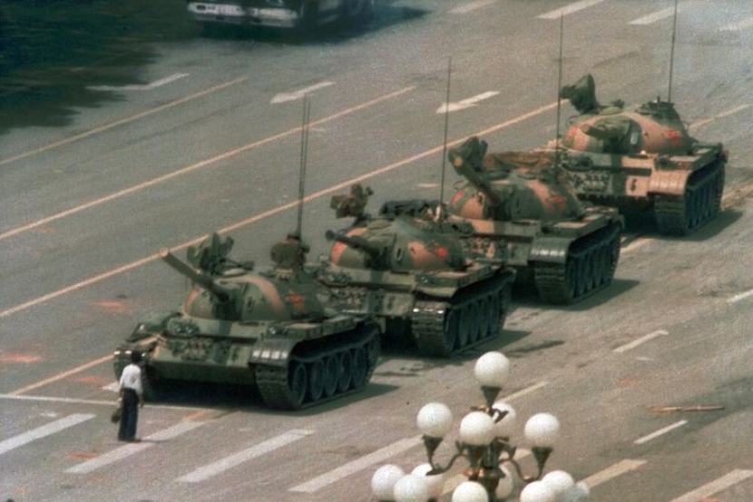 Foto Thank Man dalam Tragedi Pembantaian Tiananmen 1989. (Foto: AP Photo/Jeff Widener)