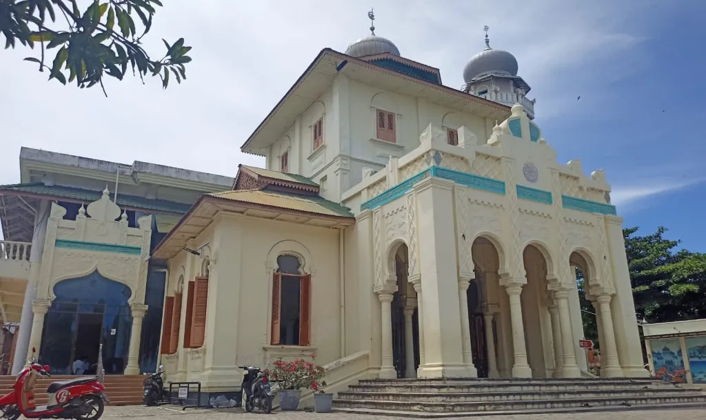 Masjid Baiturrahim Ulee Lheue. (Foto: Popularitas)