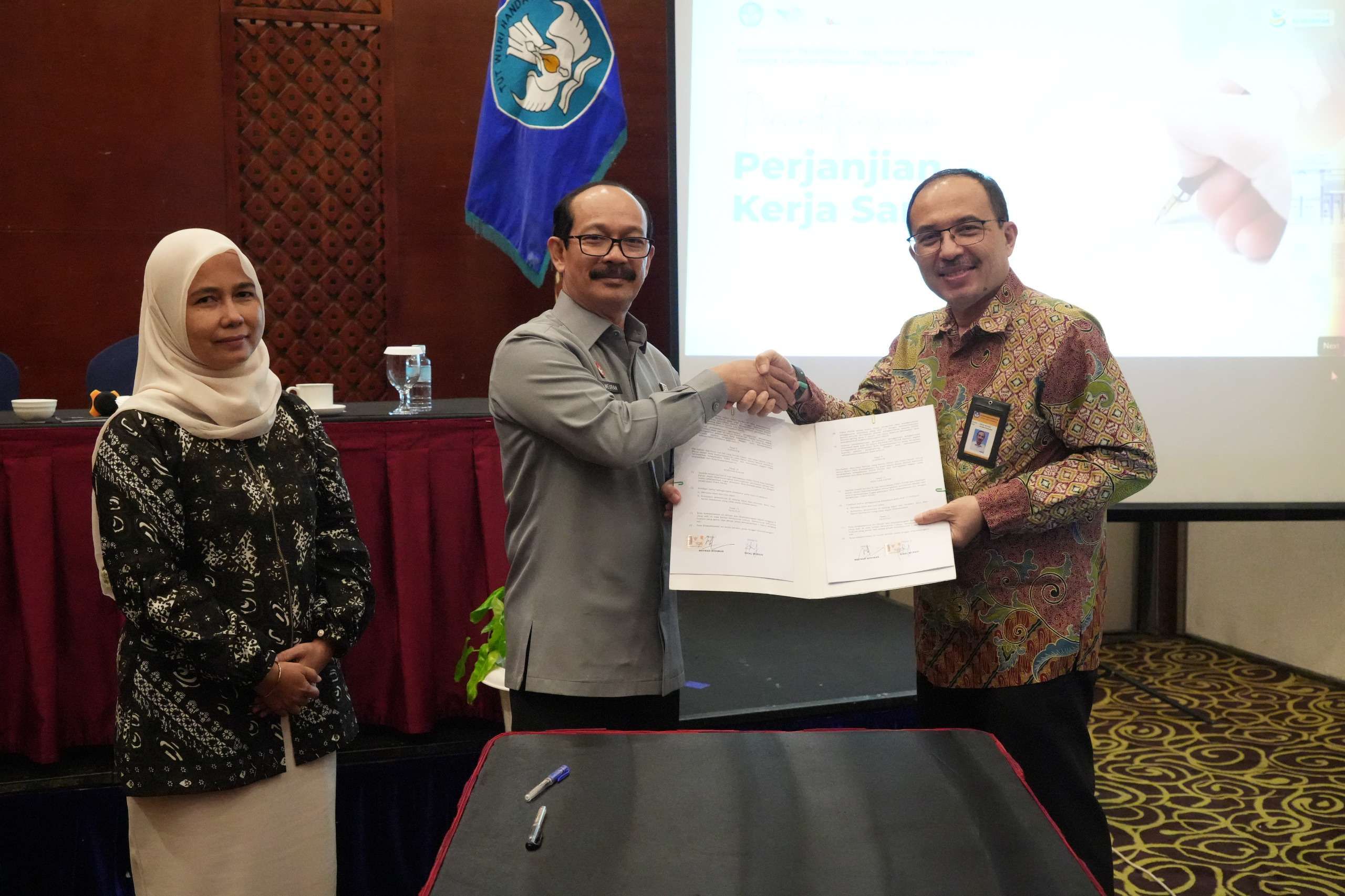 Foto bersama usai penandatanganan Nota Kesepahaman (MoU) antara Kepala Kantor Wilayah Kemenkum Aceh, Meurah Budiman dengan Kepala LLDIKTI XIII, Rizal Munadi di Hermes Palace Hotel, Banda Aceh pada Selasa (17/6/2025). (Foto: Kemenkum Aceh)