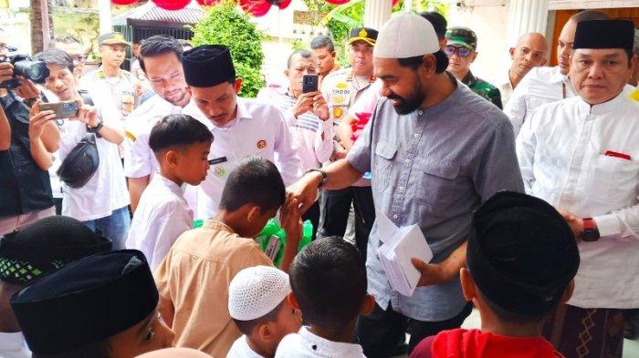 Mualem Santuni 3.000 Anak Yatim di Barat Selatan Aceh. (Foto: Serambi)