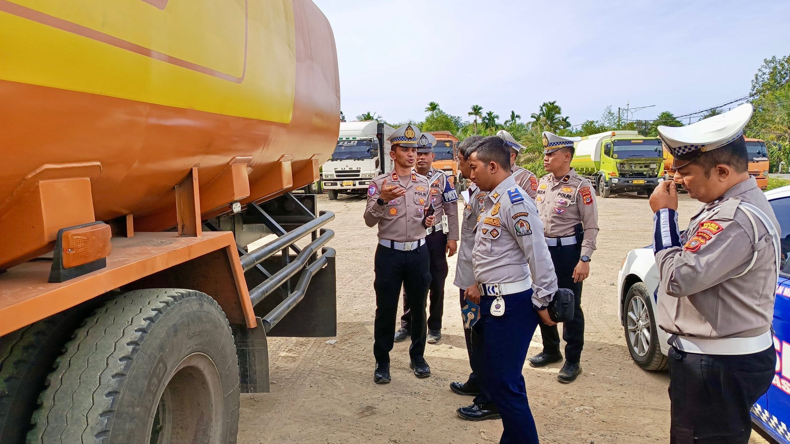 Satuan Lalu Lintas Polres Aceh Barat menggelar sosialisasi serta pengecekan kendaraan Overload dan Overdimensi (ODOL), di Terminal Bongkar Muat Mobil Barang, Meulaboh, Selasa (3/6/2025). (Foto: Satlantas Polres Aceh Barat)