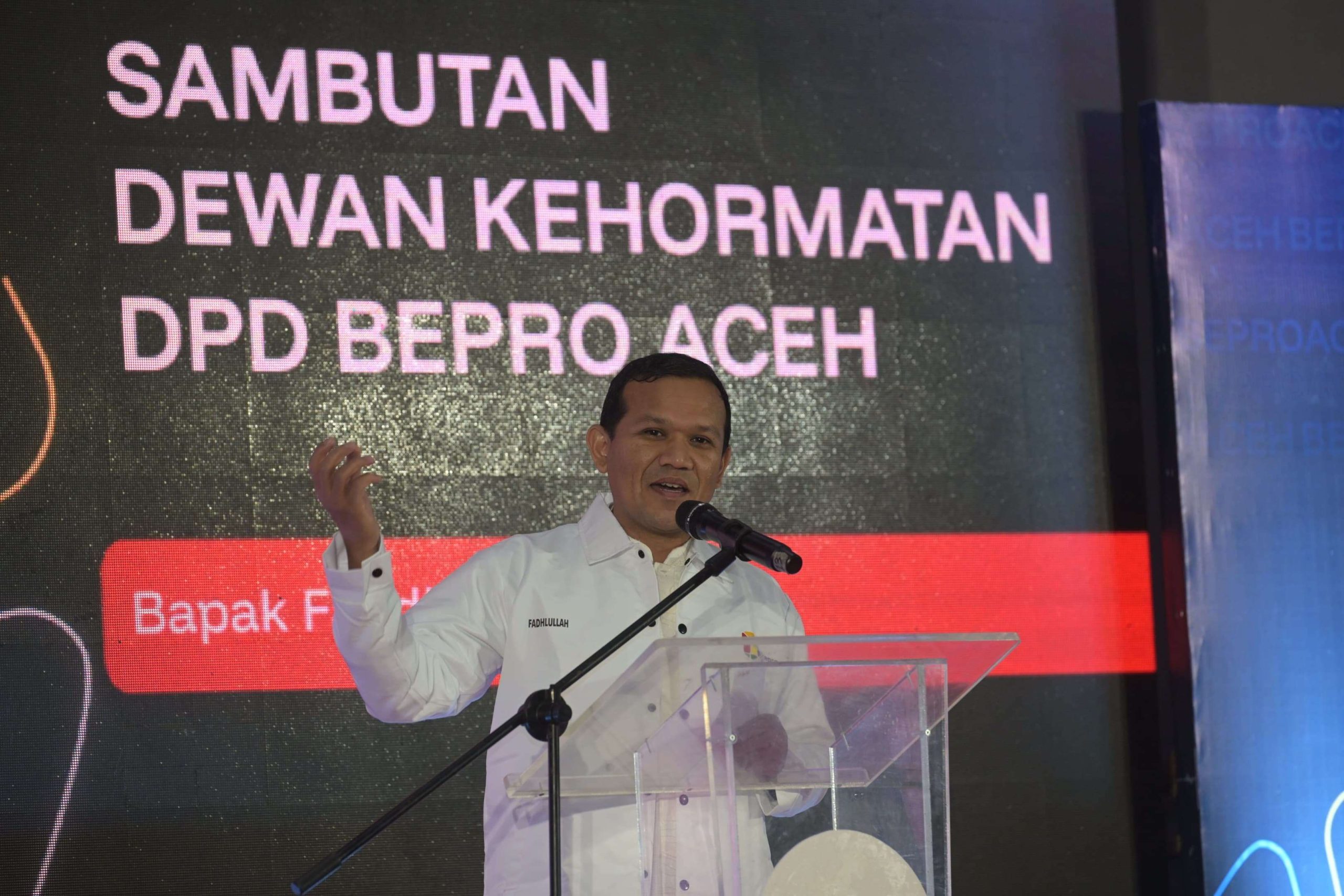 Wakil Gubernur Aceh, Fadhlullah, memberikan sambutan dalam acar pelantikan Beyond Profesional (Bepro) Aceh, di Ballroom The Pade Hotel, Jumat, (20/6/2025) (Foto: Humas Pemerintah Aceh)