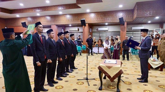 Plt Sekda Aceh Lantik Lima Komisioner Komisi Informasi Aceh Periode 2025–2029. (Foto: MC Aceh)