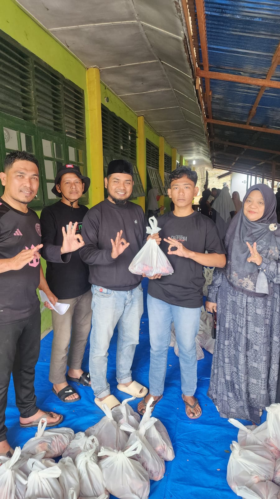 MAN 3 Aceh Besar Sembelih 6 Sapi dan 2 Kambing, 420 Paket Daging Dibagikan. (Foto: Kemenag Aceh)
