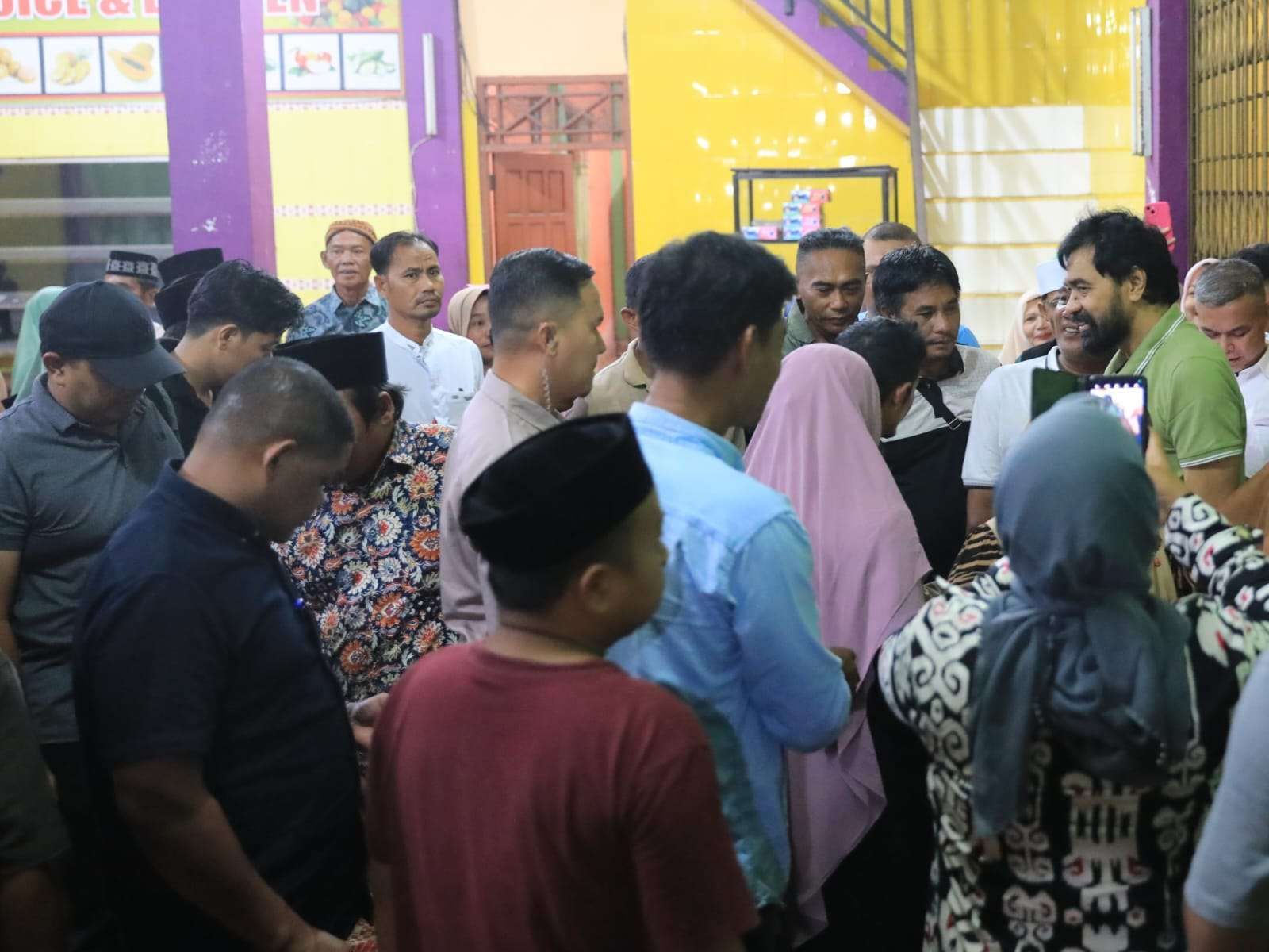 Gubernur Aceh Muzakir Manaf, melakukan silaturahmi dengan masyarakat di kediaman Yakarim Munir, tokoh masyarakat Aceh Singkil, Jumat (27/6/2025) (Foto: Humas Pemerintah Aceh)