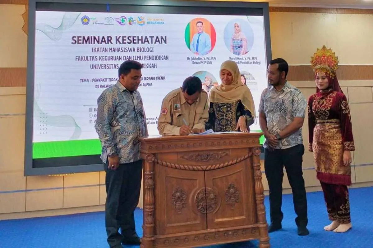 Ketua FPRB Aceh Hasan Dibangka (dua dari kiri) menandatangani kesepakatan kerja sama pengembangan pendidikan bencana di Banda Aceh, Rabu (18/6/2025). (FOTO: FPRB Aceh)