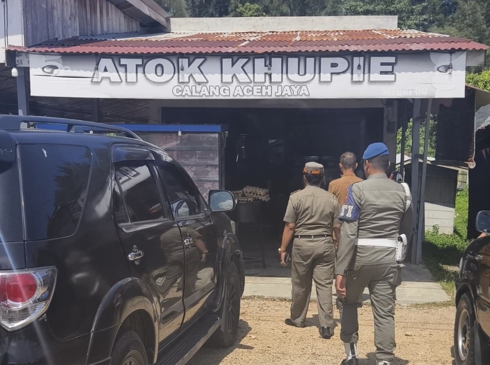 Sekretaris Daerah (Sekda) Aceh Jaya, Teuku Reza Fahlevi, melakukan inspeksi mendadak (sidak) ke sejumlah titik di kawasan pusat kota Calang dan area perkantoran, Senin (23/6/2025). (Foto: MC Aceh Jaya)