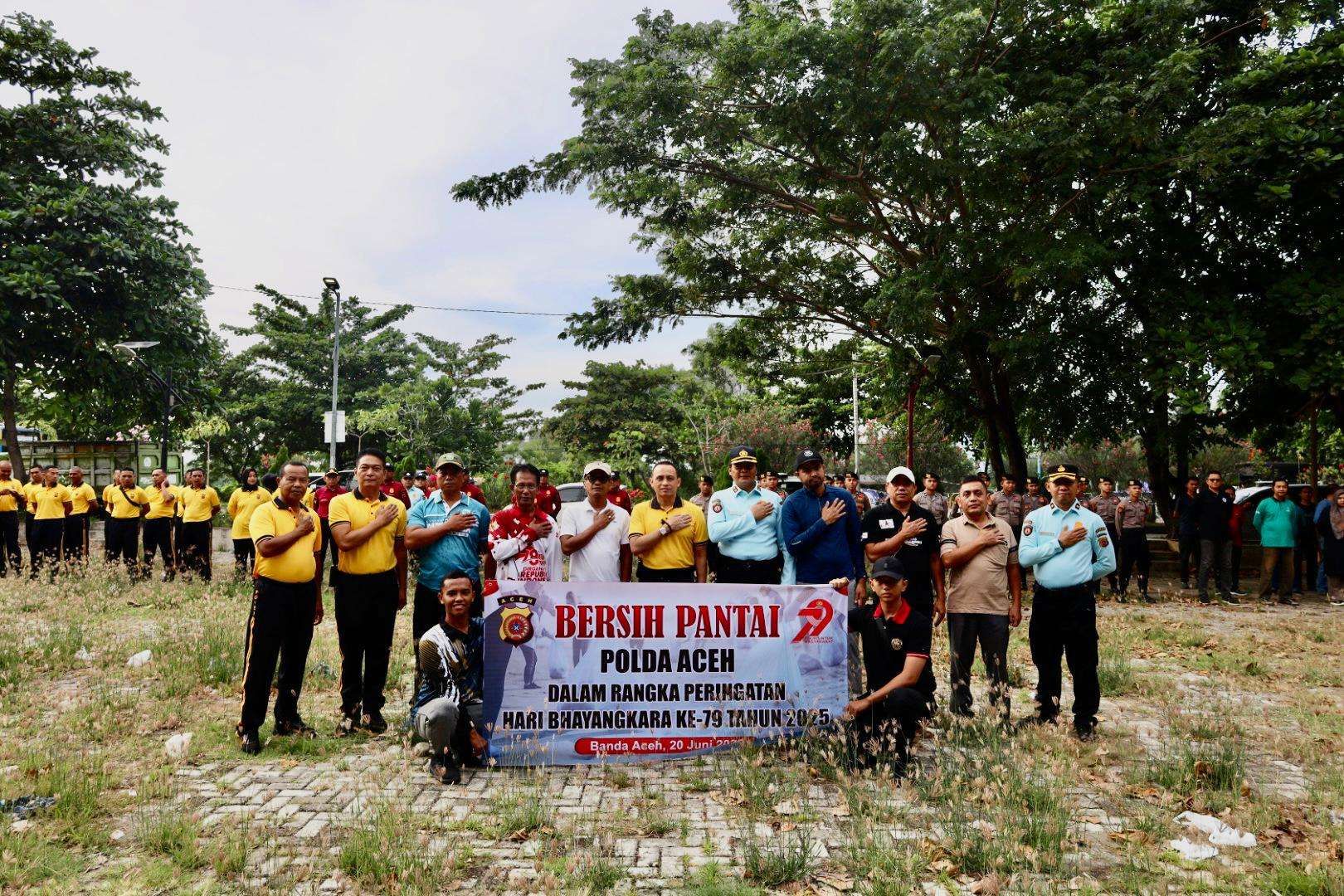 Polda Aceh Bersihkan Pantai Ulee Lheue Sambut Hari Bhayangkara ke-79. (Foto: Humas Polda Aceh)