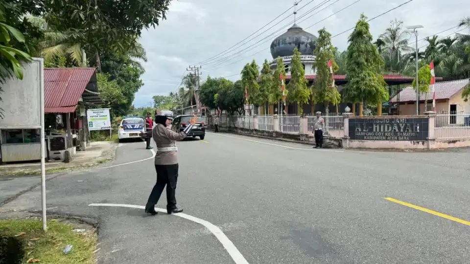 Satlantas Polres Aceh Barat Lakukan Pengamanan di Tiga Pantai Wisata. (Foto; RRI)