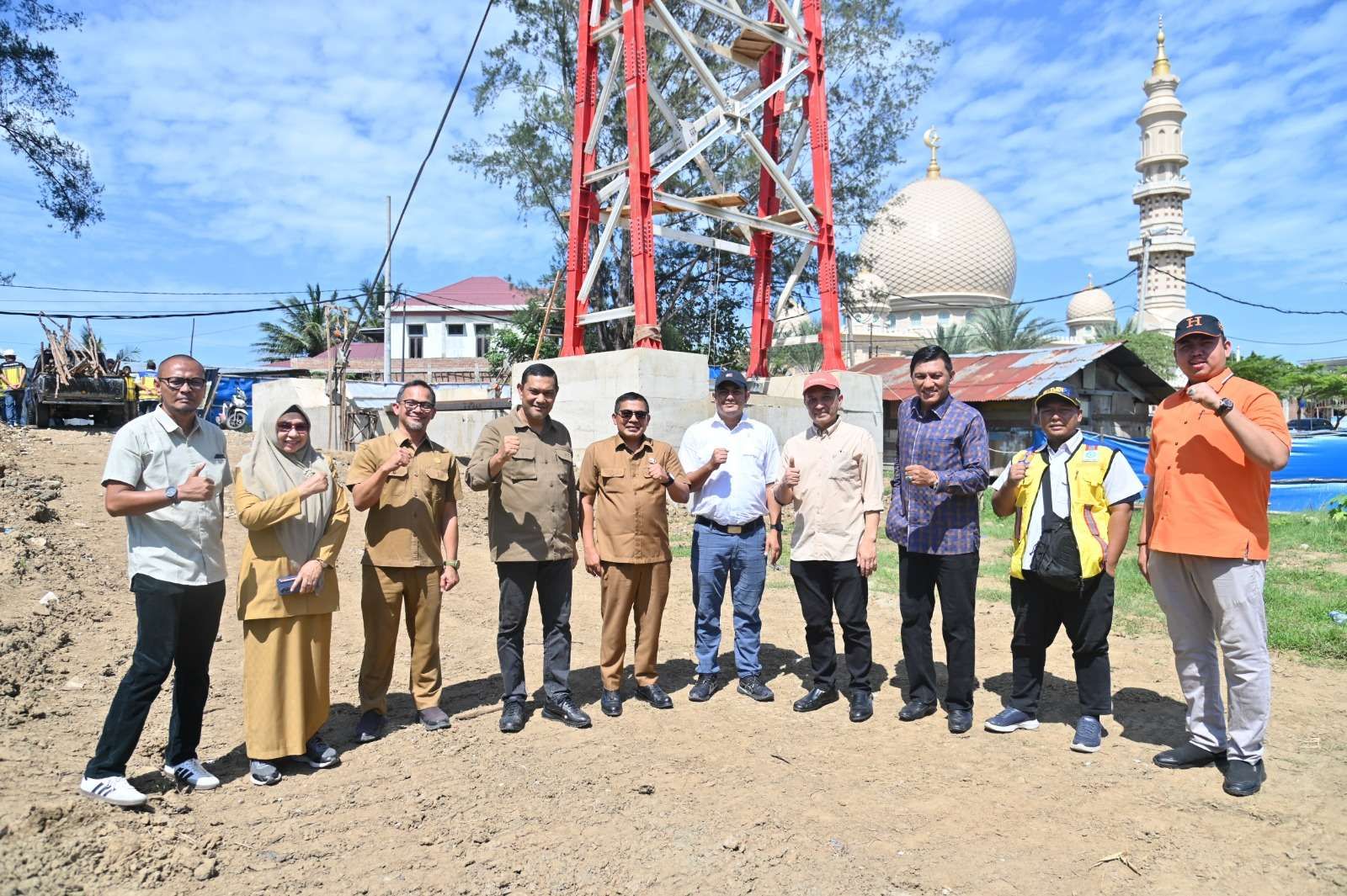 Komisi III DPRK Banda Aceh, saat meninjau progres jembatan gantung sepanjang 80 meter yang menghubungkan Lambhuk dengan Lamseupeung, menuju Masjid Haji Keuchik Leumiek, pada Selasa (24/06/2025) (Foto: Humas DPRK Banda Aceh)
