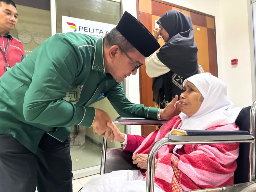 Kakanwil Kemenag Aceh, Azhari saat menjemput Jemaah Haji Aceh, Nadian Risyat Mahmud. (Foto: Kemenag Aceh)