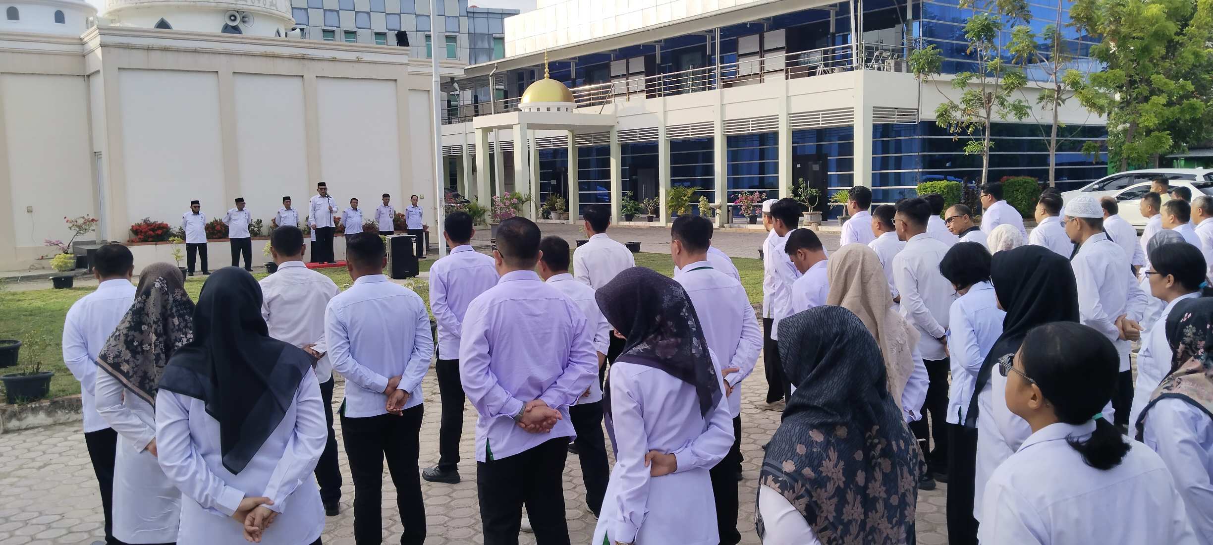 Kepala Kantor Wilayah Kementerian Agama (Kakanwil Kemenag) Provinsi Aceh, Drs H Azhari MSi, memimpin apel pagi di halaman kantor Kemenag Aceh, Senin (28/7/2025). (Foto: Kemenag Aceh)