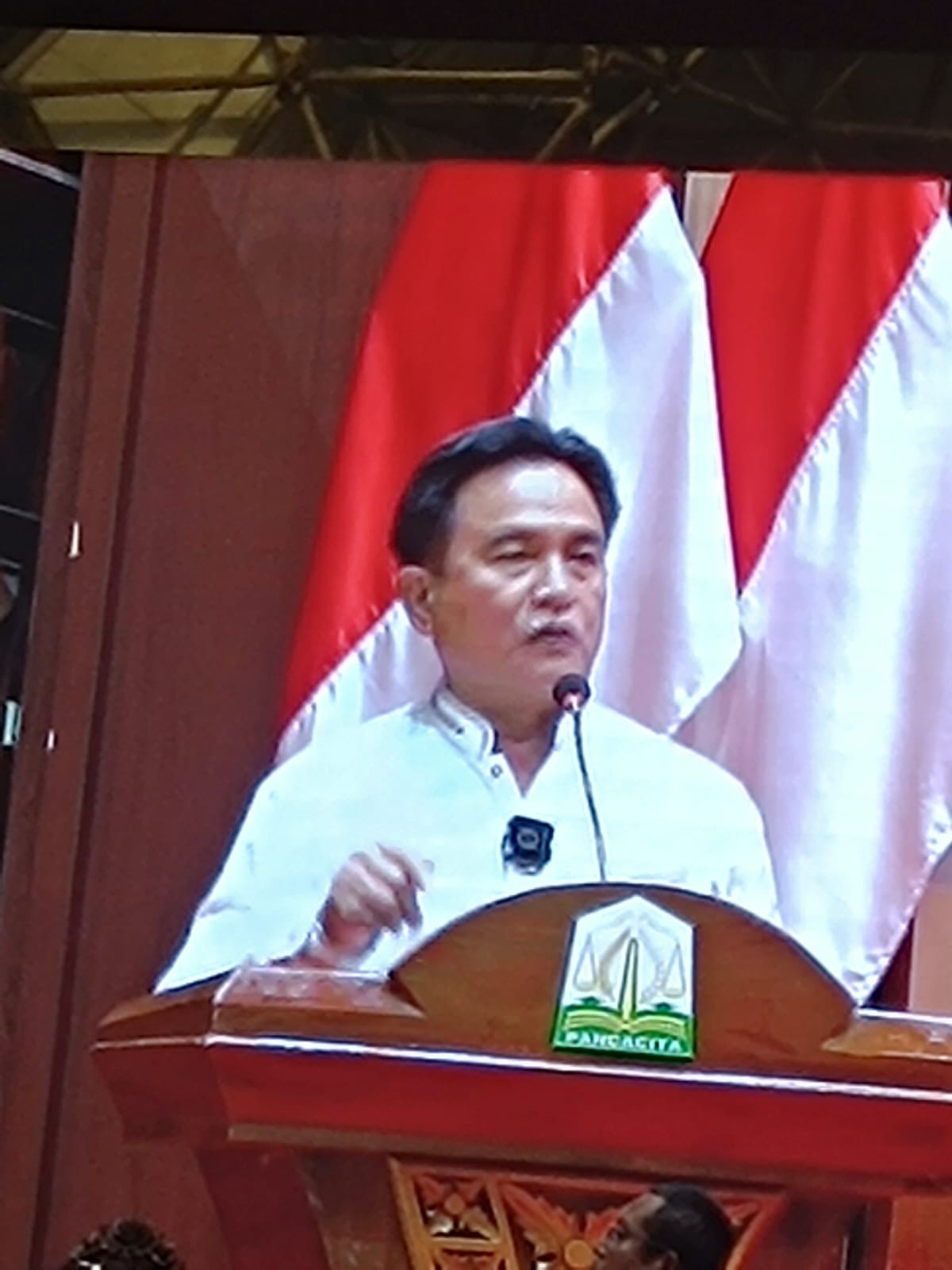 Yusril saat memberikan pidato kunci dalam Seminar Nasional Teungku Daud Beureueh di Anjong Mon Mata, Banda Aceh, Kamis malam (10/7/2025). (Foto: For Nukilan)