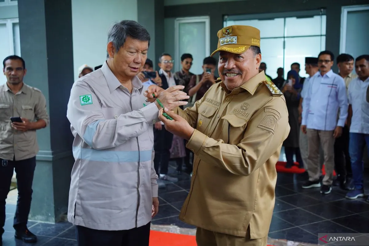 Bupati Nagan Raya, Aceh Dr Teuku Raja Keumangan memasang gelang dari batu Giok Aceh kepada CEO Arsari Group Hashim Djojohadikusumo, sesaat setelah tiba di Bandar Udara Cut Nyak Dhien Nagan Raya, Provinsi Aceh. (Foto: ANTARA)