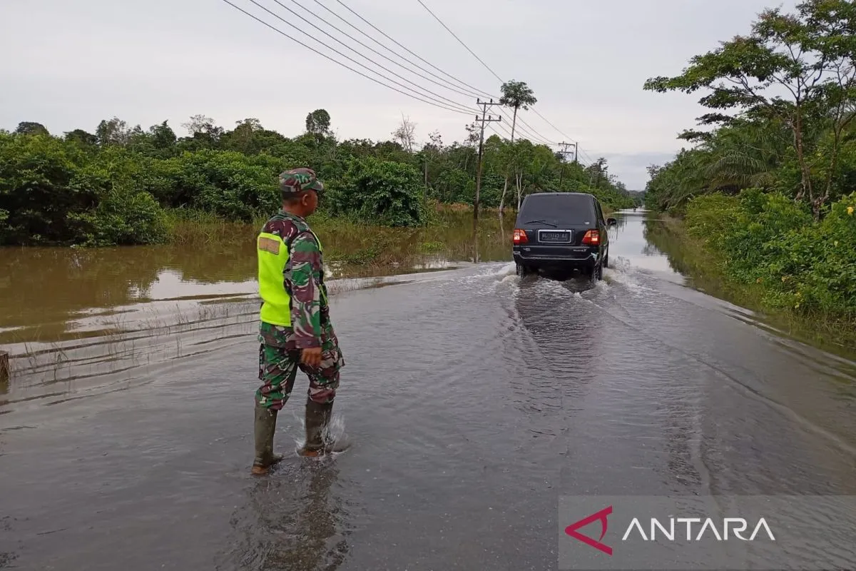 Banjir Rendam Jalan Lintas di Aceh Barat. (Foto: ANTARA)