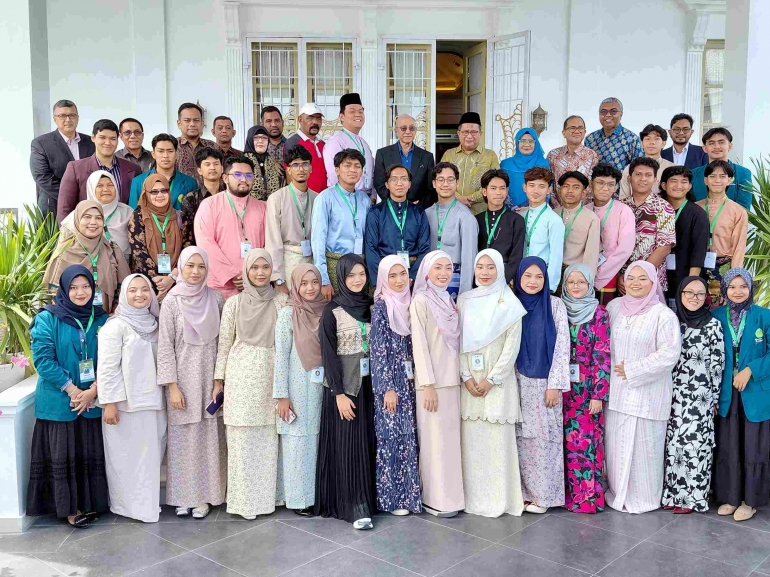 Paduka Yang Mulia (PYM) Wali Nanggroe Aceh, Teungku Malik Mahmud Al Haythar, menyambut hangat kunjungan rombongan Short-Term Student Mobility Program dari Universiti Malaya (UM), Malaysia, dan Universitas Muhammadiyah Aceh. (Foto: Humas Unmuha)
