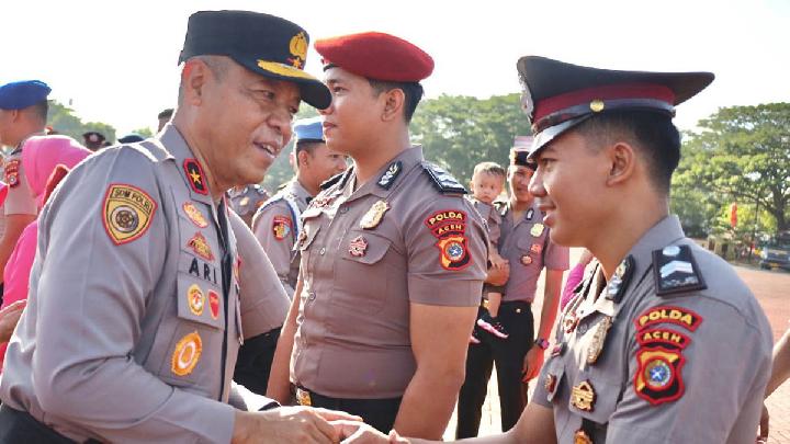 Wakapolda Aceh Brigjen Ari Wahyu Widodo memimpin upacara laporan kenaikan pangkat 382 personel Polda Aceh di Mapolda Aceh, 30 Juni 2025. (Foto: Dok. Humas Polda Aceh)