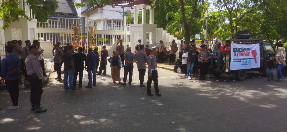 Rakyat Aceh Menggugat melakukan aksi demonstrasi di depan kantor Gubernur Aceh, Banda Aceh, Senin (7/7/2025). (Foto: Nukilan/Sammy)