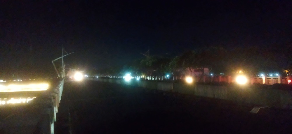 Kondisi jembatan Lamnyong yang gelap gulita akibat padamnya lampu jalan yang kabelnya sudah dicuri sehingga membahayakan pengendara jalan. (Foto: Nukilan/Sammy)