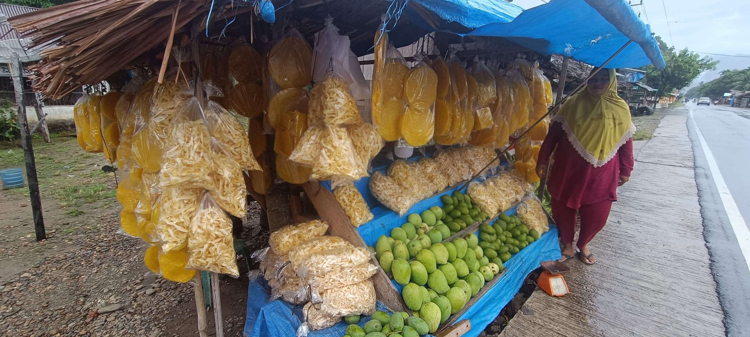 Nurmi, seorang pedagang kerupuk ubi di Gampong Seuneubok, Kecamatan Pasie Raja, Kabupaten Aceh Selatan. (Foto:RRI/Nurhayati).