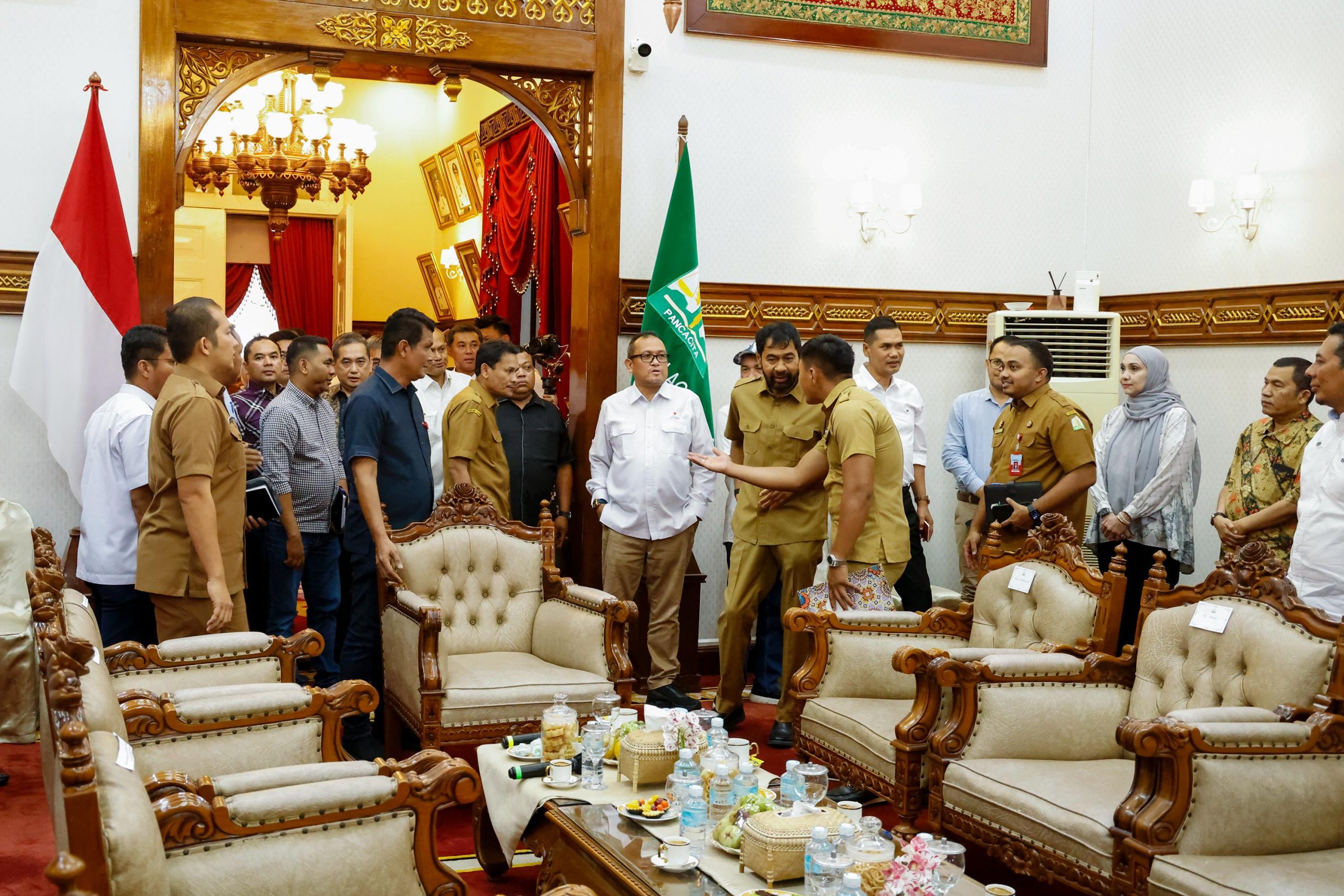 Gubernur Aceh Muzakir Manaf menerima kunjungan penting dari jajaran manajemen Satuan Kerja Khusus Pelaksana Kegiatan Usaha Hulu Migas (SKK Migas) dan Presiden Direktur Mubadala Energy. (Foto: HarianRakyatAceh)
