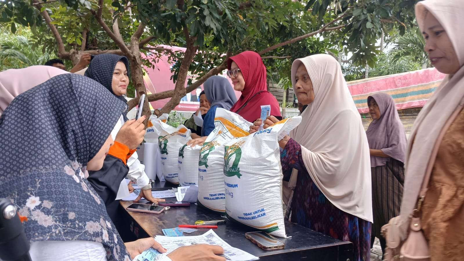 Puluhan Ribu Warga Banda Aceh Mulai Terima Bantuan Beras dari Pemerintah. (Foto: RRI)