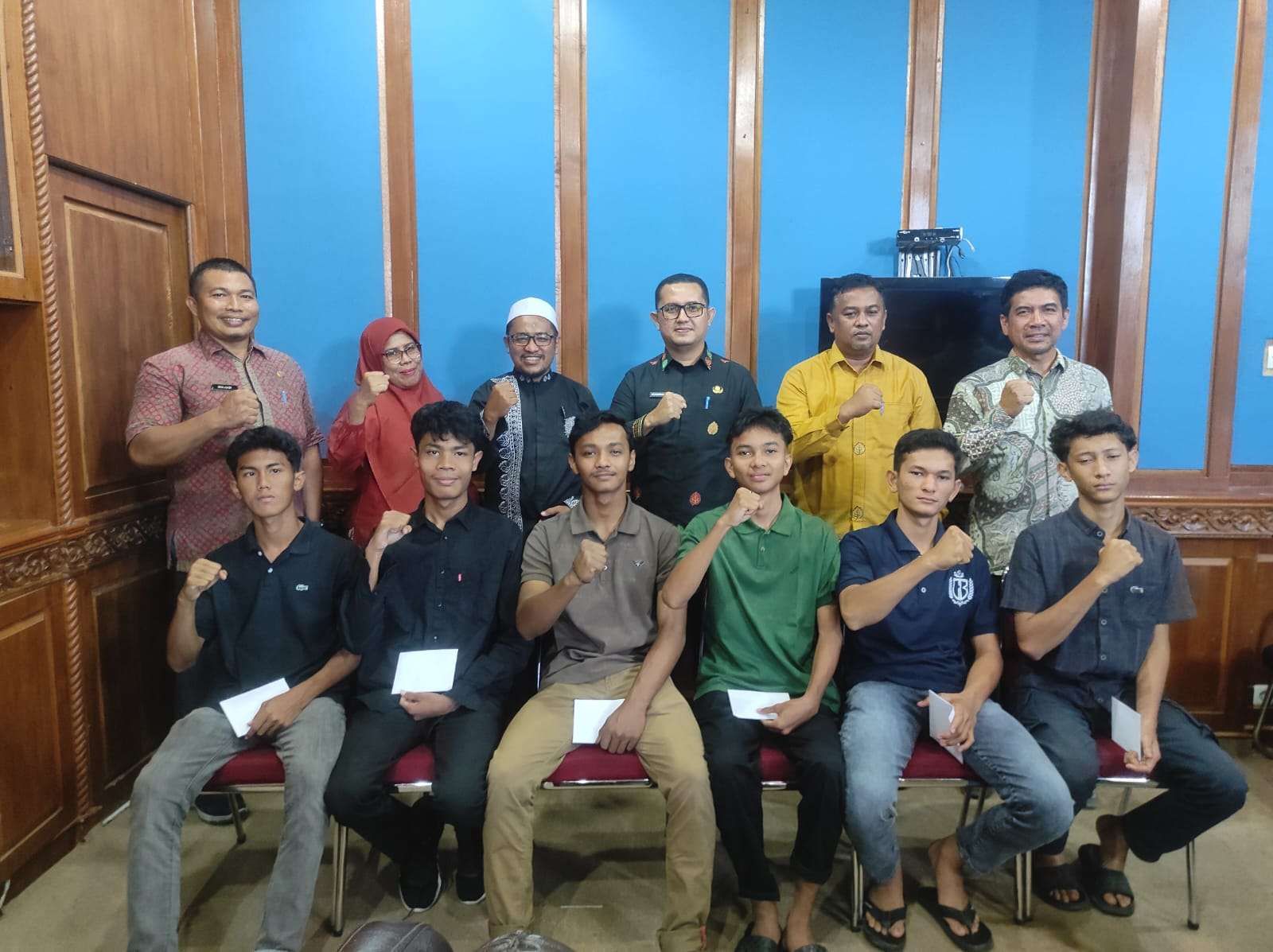 Pemkab Aceh Jaya Resmi Lepas Enam Penerima Beasiswa Aceh Carong. (Foto: RRI)