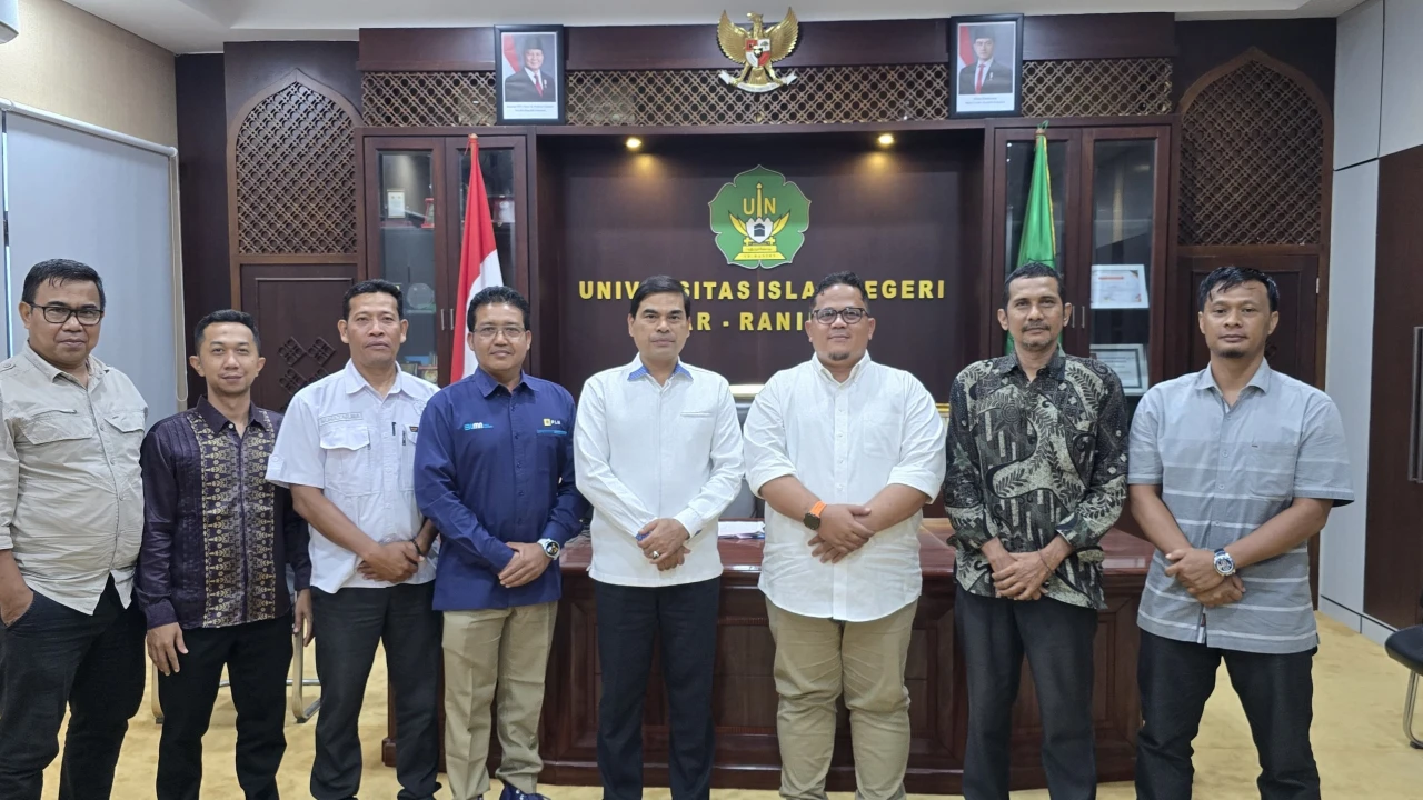 Rektor Universitas Islam Negeri (UIN) Ar-Raniry Banda Aceh, Prof Dr Mujiburrahman MAg menerima kunjungan audiensi Pengurus Cabang (Pengcab) Taekwondo Indonesia (TI) Aceh Besar di ruang kerja rektor, Selasa, (1/7/2025). (Foto: Humas UINAR)