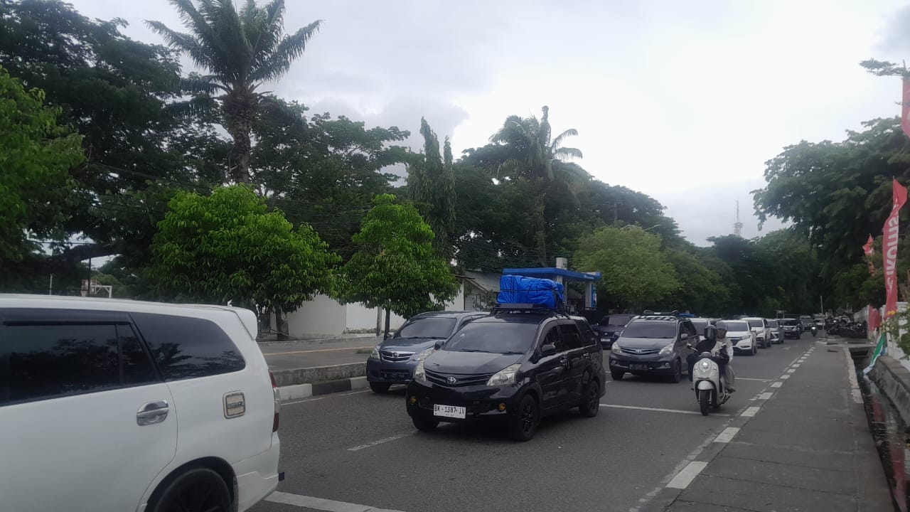 Lalu Lintas di Sekitar Blang Padang. (Foto: Nukilan)