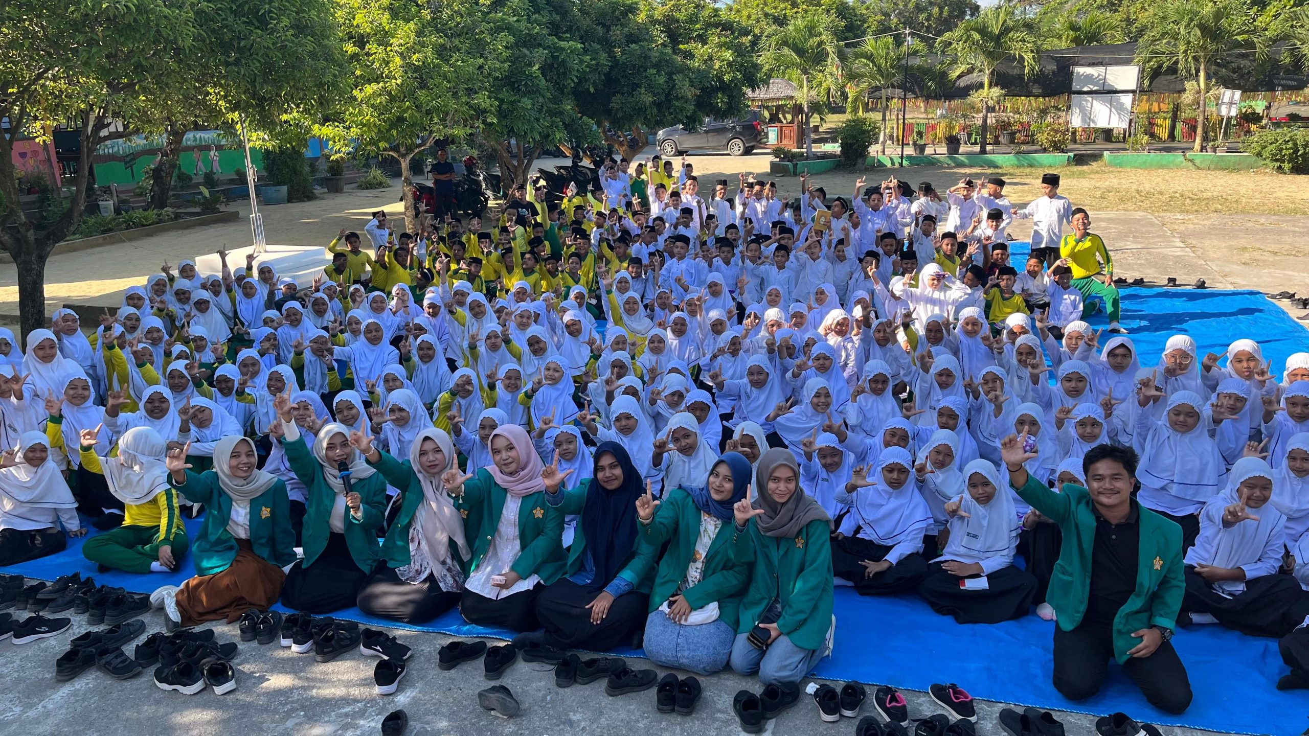 Mahasiswa Kuliah Kerja Nyata (KKN) Tematik Literasi Universitas Syiah Kuala (USK) yang bertugas di Gampong Mns Tgk Digadong, Kecamatan Kota Juang, Kabupaten Bireuen, menggelar kampanye bertajuk “Stop Bullying” di Madrasah Ibtidaiyah Negeri (MIN) 50 Bireuen. (Foto: For Nukilan)