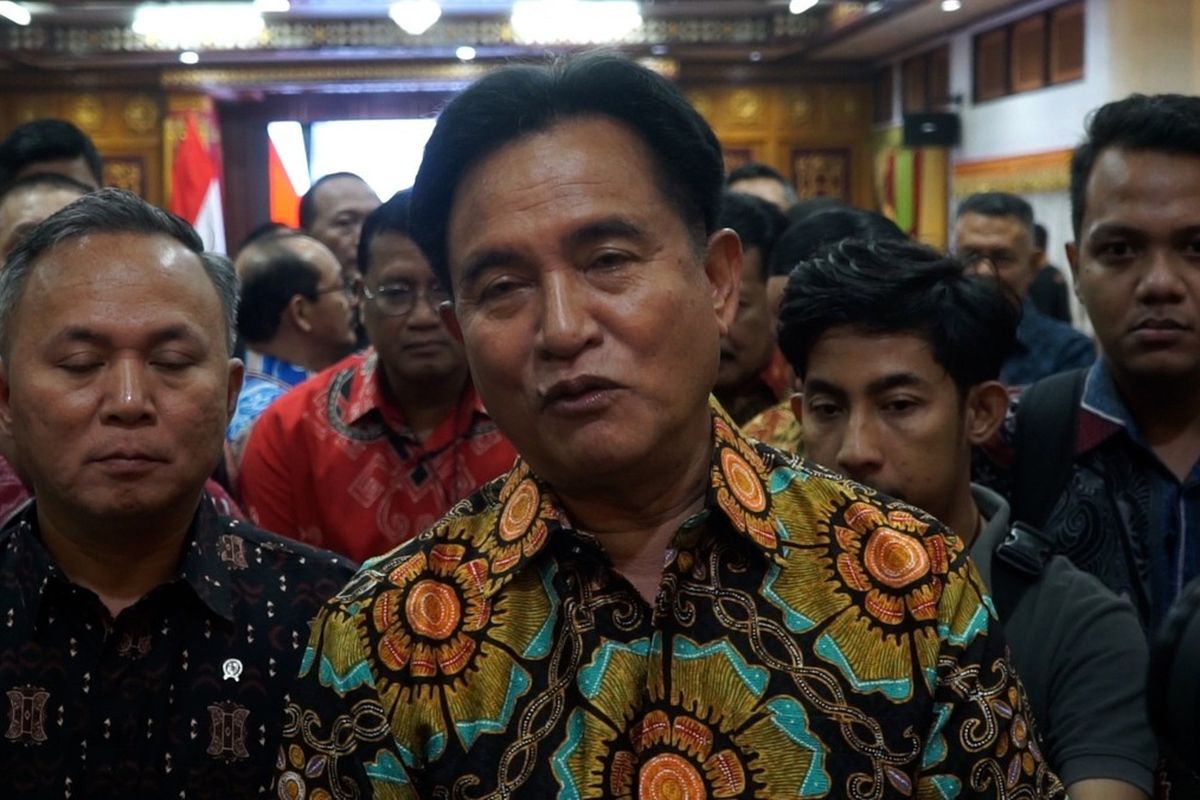 Menteri Koordinator Bidang Hukum, HAM, Imigrasi dan Pemasyarakatan (Menko Kumham Imipas), Yusril Ihza Mahendra, memberikan keterangan pada awak media usai menghadiri acara silaturahmi dan makan malam bersama Gubernur Aceh di Anjong Mon Mata, Rabu (9/7/2025) malam. (Foto: Kompas.com)