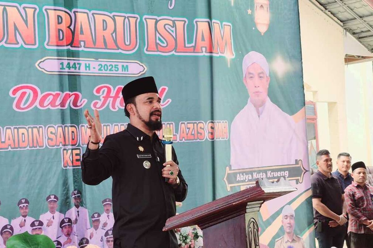 Bupati Aceh Timur Iskandar Usman Al-Farlaky, S.H.I., M.Si, saat menyampaikan sambutan pada Haul Sulthan Saed Maulana Abdul Azizsyah, pendiri kerajaan Islam Peureulak di Desa Bandrong, Kecamatan Peureulak, Kamis (10/7/2025). (FOTO: HUMAS ACEH TIMUR)