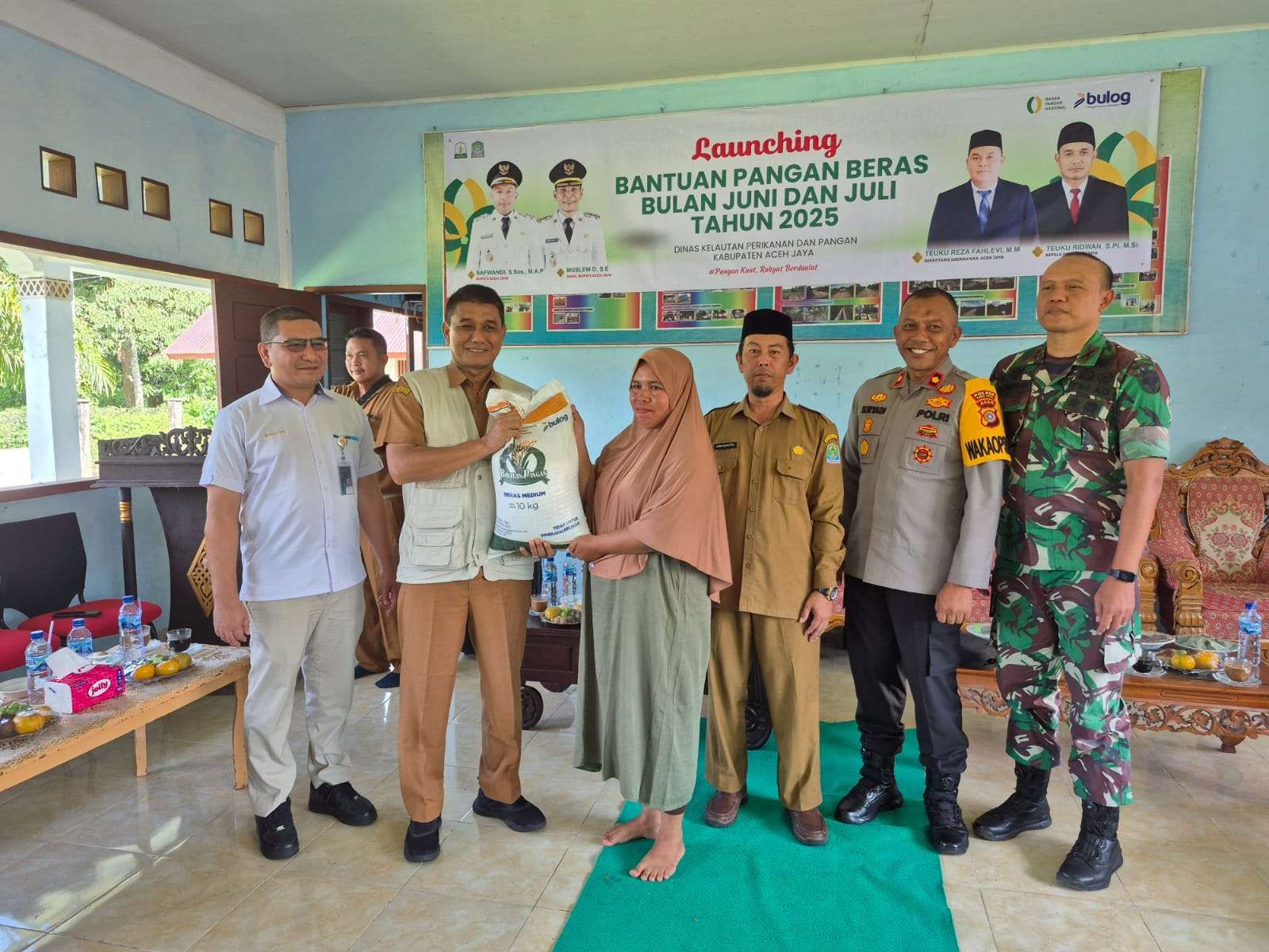 Bupati Aceh Jaya yang diwakili Asisten II Setdakab, saat menyerahkan Bantuan Beras Gratis secara simbolis, Selasa (22/07/2025). (Foto RRI)