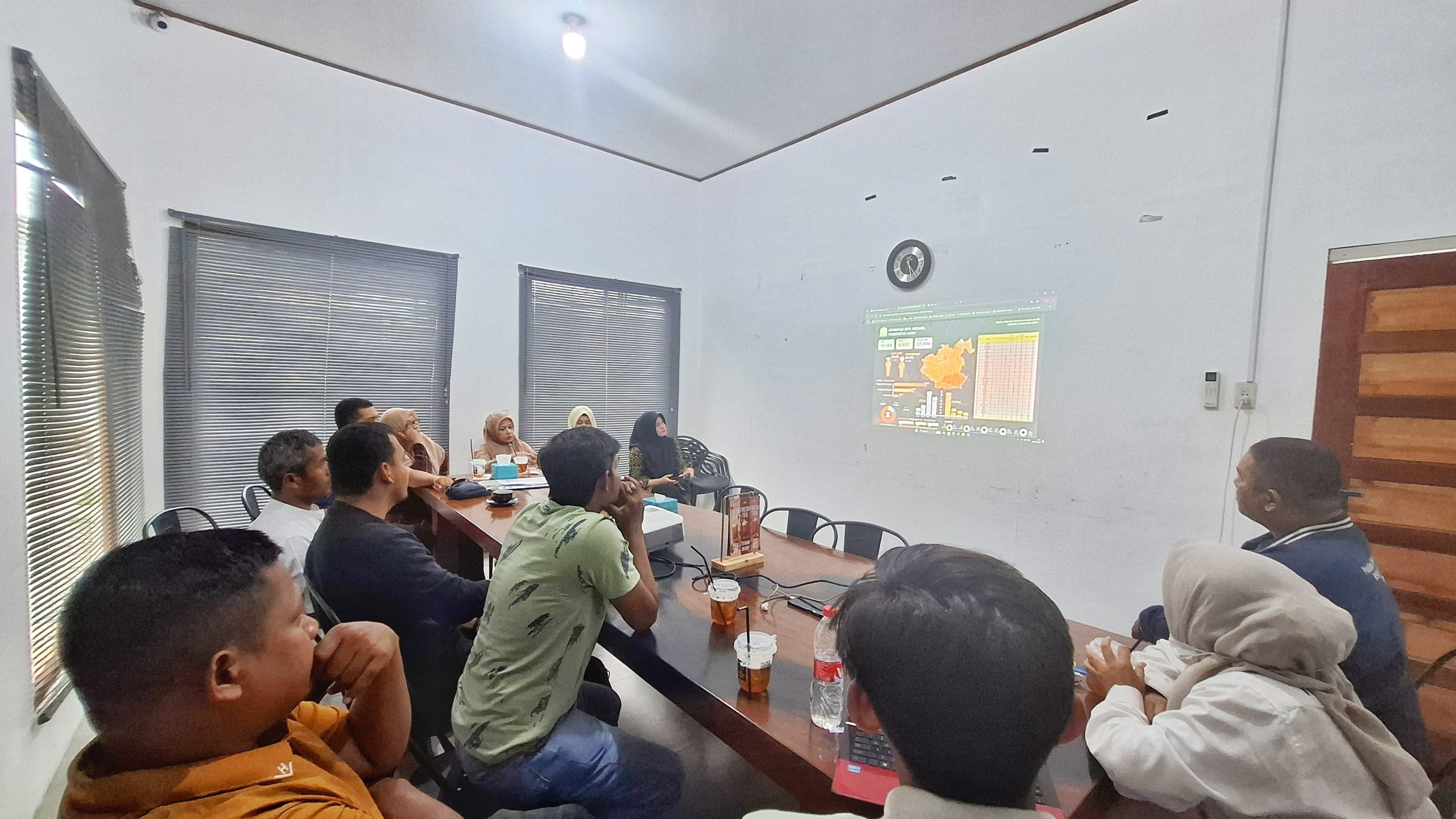 Ketua Forum ASN PPPK Pemerintah Aceh Ns. Zuhdi Abrar bersama pengurus sedang melakukan rapat terkait perjuangan hak-hak ASN PPPK yang belum terpenuhi, Rabu, 02 Juli 2025. (Foto: For Nukilan)