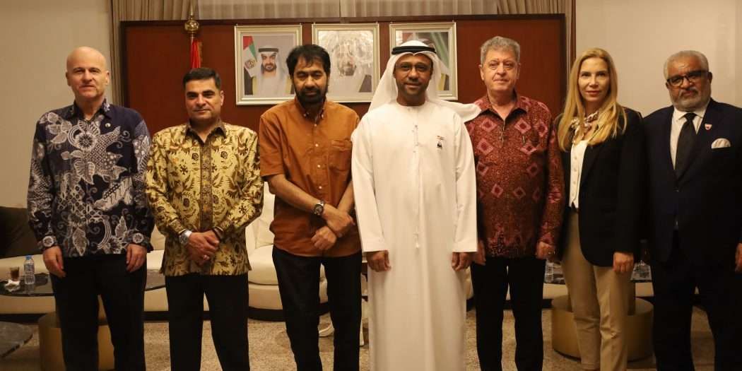 Gubernur Aceh Muzakir Manaf, foto bersama Duta Besar Uni Emirat Arab untuk Indonesia Abdulla Salem Al Dhaheri beserta Duta Besar Timur Tengah untuk Indonesia lainnya, usai melakukan audiensi di Emirati House, Jakarta, Sabtu, (5/7/2025) malam. (Foto: Humas Aceh).