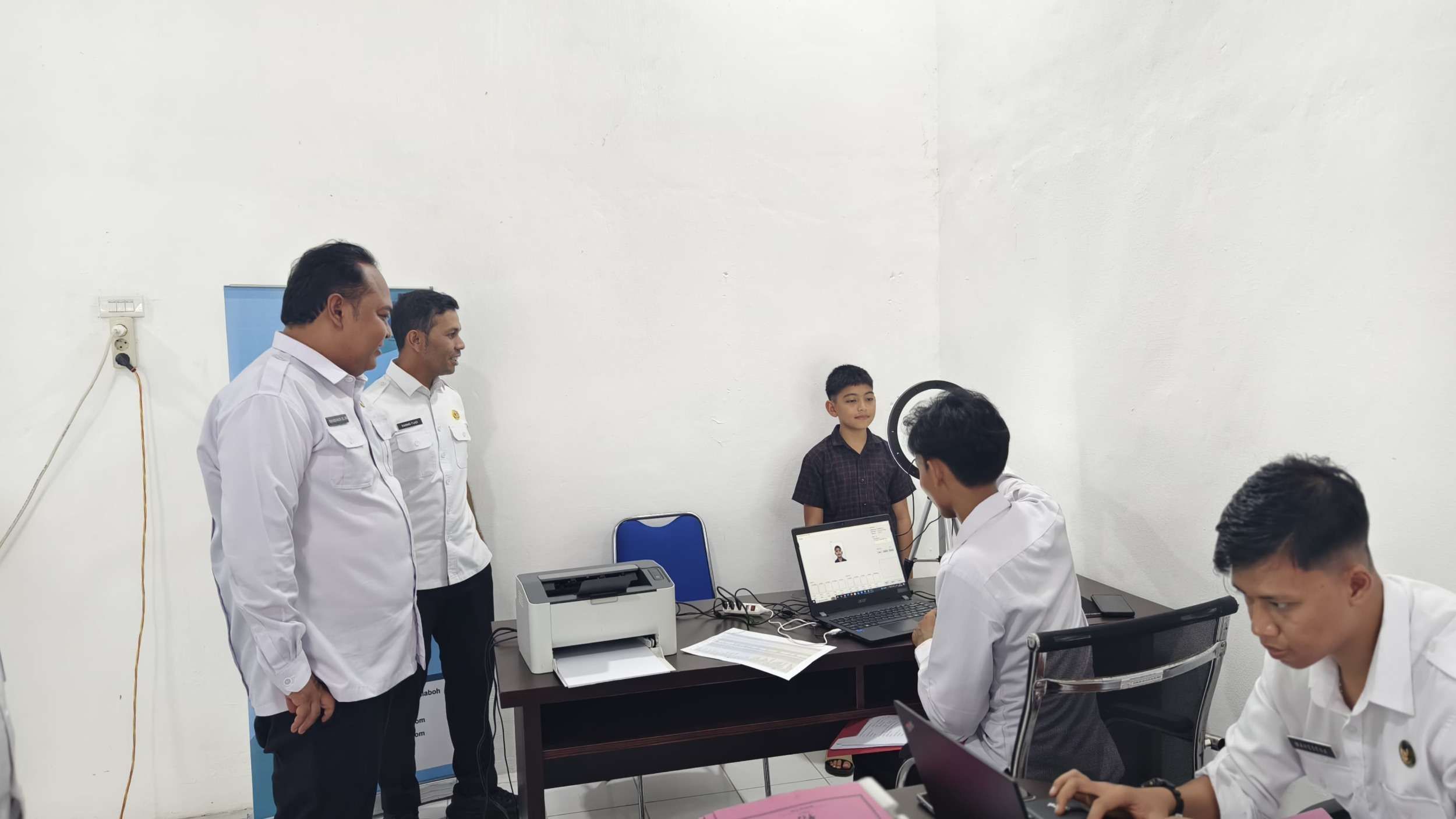 Sekretaris Daerah Kabupaten Aceh Jaya, Teuku Reza saat melakukan peninjauan langsung pelaksanaan Eazy Passport perdana, di ruang pelayanan DPMPTSP Kabupaten setempat pada Rabu (10/7/2025). (Foto: Pemkab Aceh Jaya)