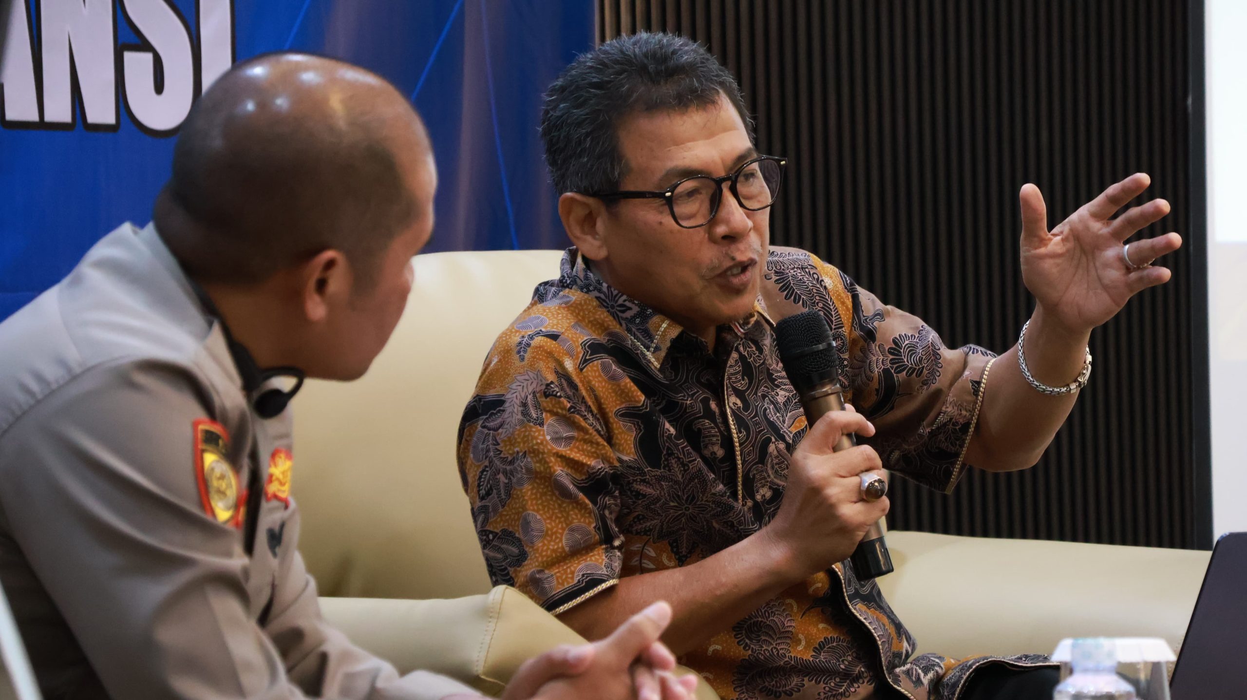 Ketua Forum Koordinasi Pencegahan Terorisme (FKPT) Aceh, Dr. Wiratmadinata, S.H., M.H., membagikan pemahaman tentang upaya pencegahan intoleransi, radikalisme, dan terorisme kepada puluhan perwira muda Polda Aceh. (Foto: For Nukilan)