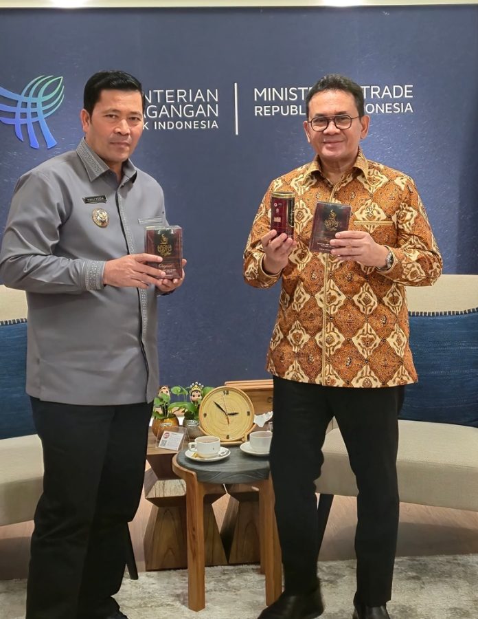 Bupati Aceh Tengah Haili Yoga menyerahkan bubuk kopi Gayo kepada Menteri Perdagangan Dr. Budi Santoso, M.Si di Kantor Kementerian Perdagangan, Jakarta, pada Kamis (31/07/2025).