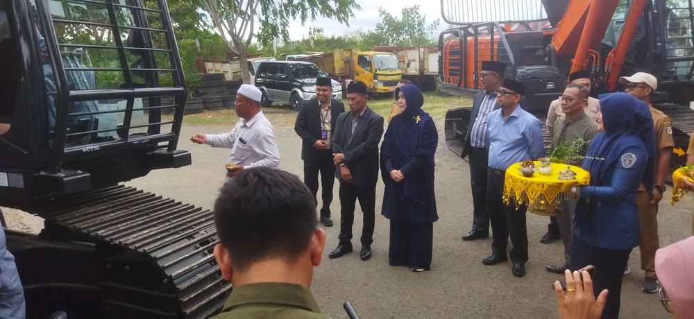 Prosesi tepung tawar dua unit ekskavator di TPA Gampong Jawa, Selasa (8/7/2025). (Foto: Nukilan/Sammy)