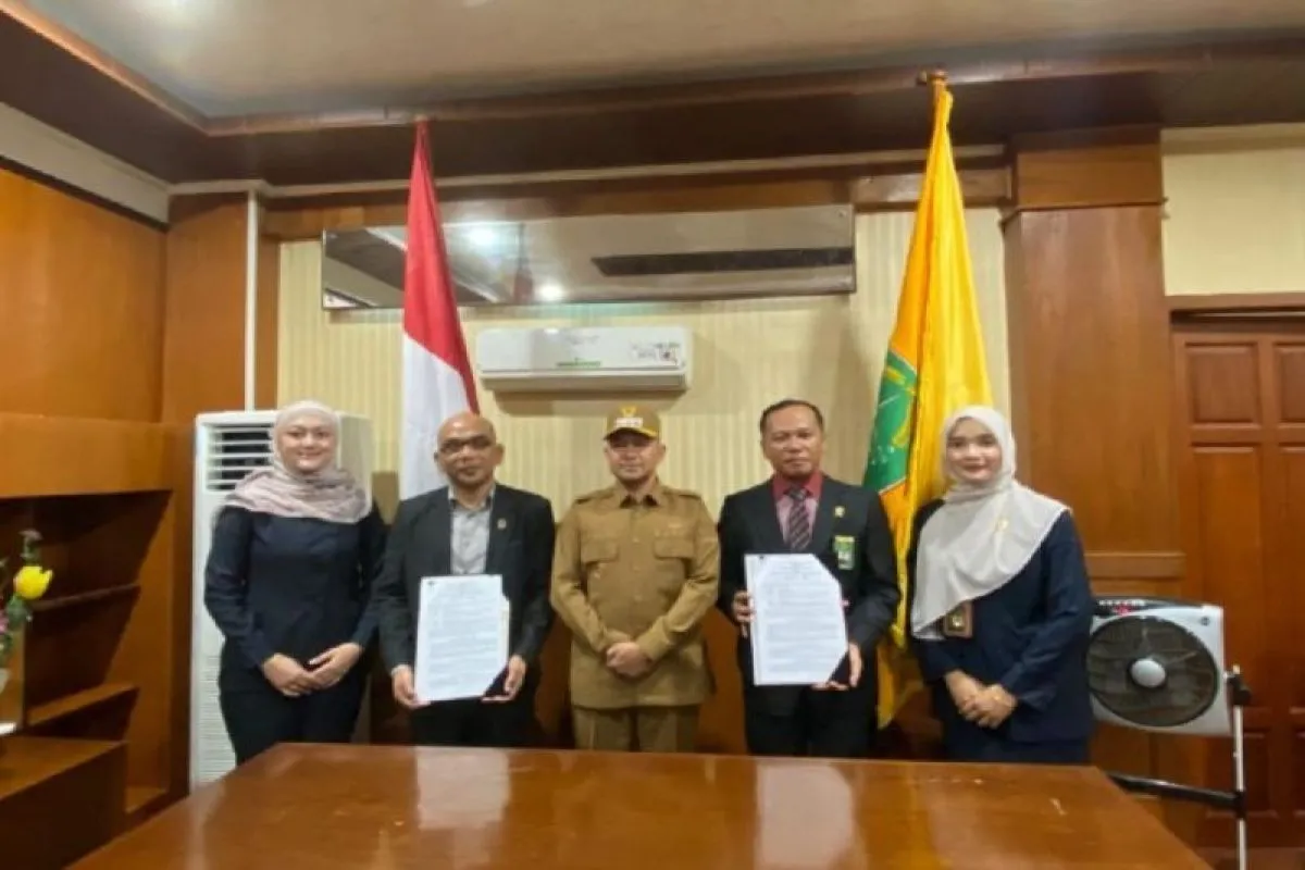 Bupati Aceh Jaya menyerahkan perjanjian hibah kepada Mahkamah Agung untuk pembangunan dua kantor pengadilan, di Calang, Rabu (2/7/2025) (Foto: ANTARA)