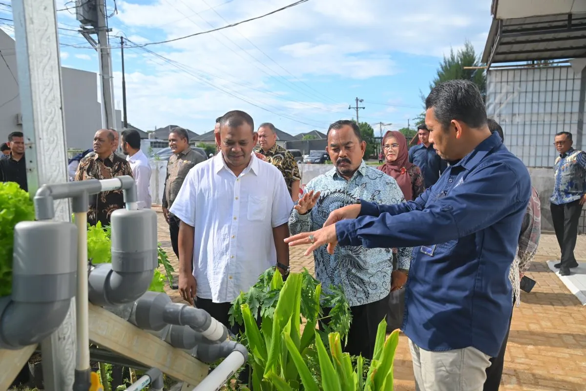 Asisten Deputi Pengelolaan Kelautan dan Ruang Laut (PKRL) Kementerian Koordinator Bidang Perekonomian Pangan (Kemenko Pangan) RI, Muh Rasman Manafi berkunjung ke Gampong Meunasah Intan, Kecamatan Krueng Barona Jaya. (Foto: MC Aceh Besar)