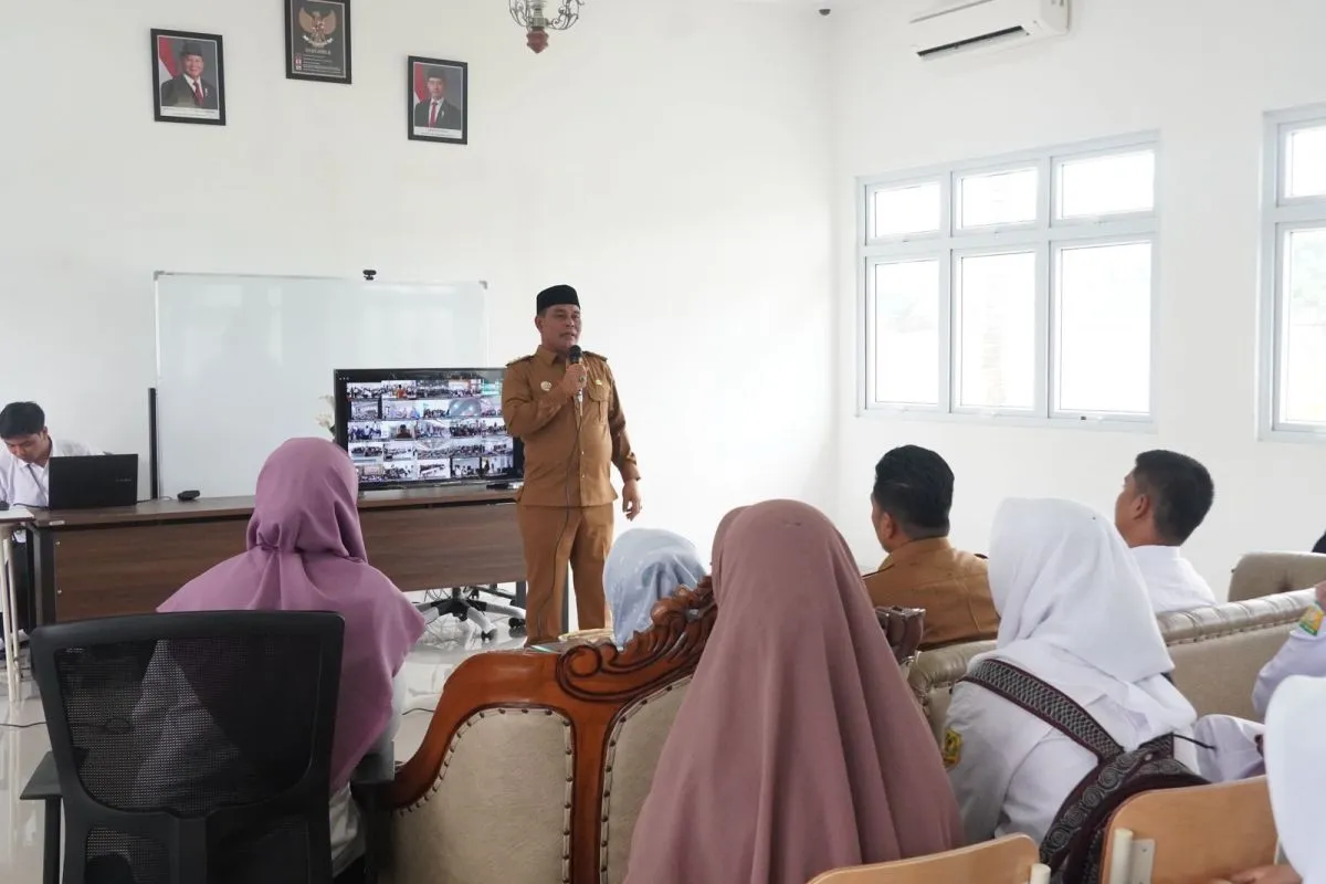Bupati Aceh Besar Muharram Idris memberikan sambutan pada Pembukaan Masa Pengenalan Lingkungan Sekolah Rakyat Tahun Ajaran 2025/2026 di Sentra Darussa’adah, Kecamatan Darul Imarah. (Foto: MC Aceh Besar)