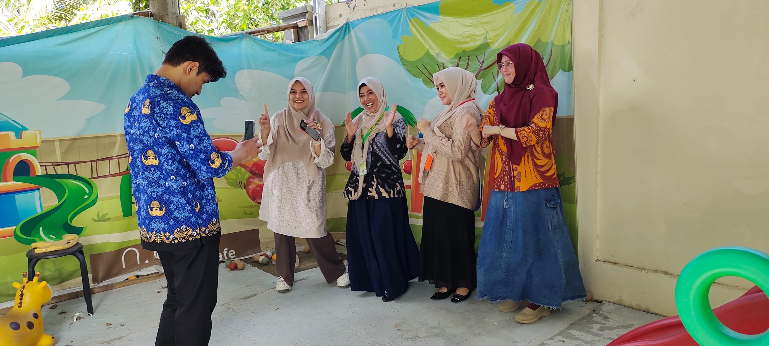 Peserta Pelatihan sedang praktek membuat video edukasi tentang imunisasi. (Foto: Humas Aceh)