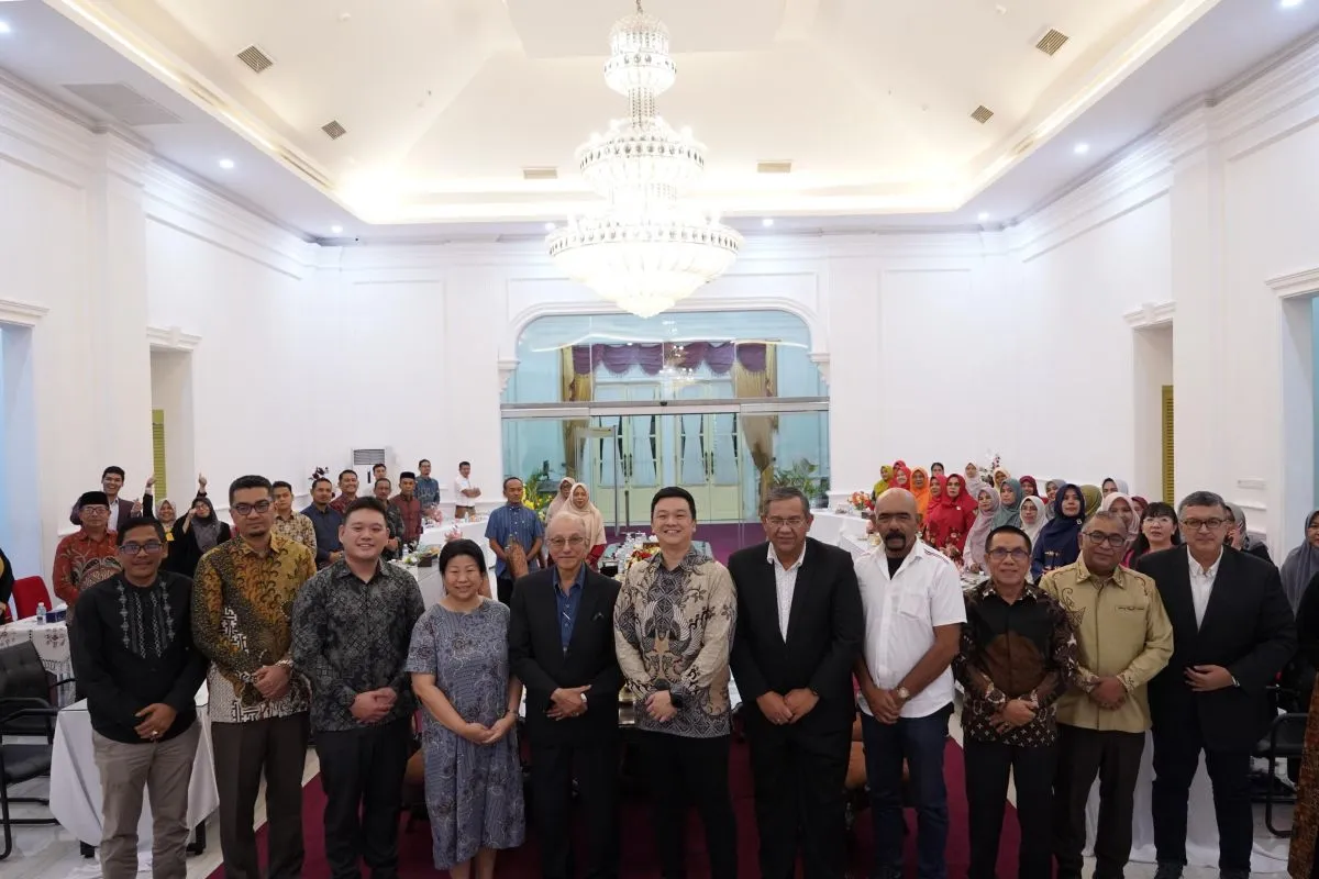 Wali Nanggroe Aceh Tgk Malik Mahmud Al Haythar bersama para guru saat bertemu dengan perwakilan Pemerintah Singapura, di Aceh Besar, Jumat (18/7/2025). (Foto: Humas Wali Nanggroe Aceh)