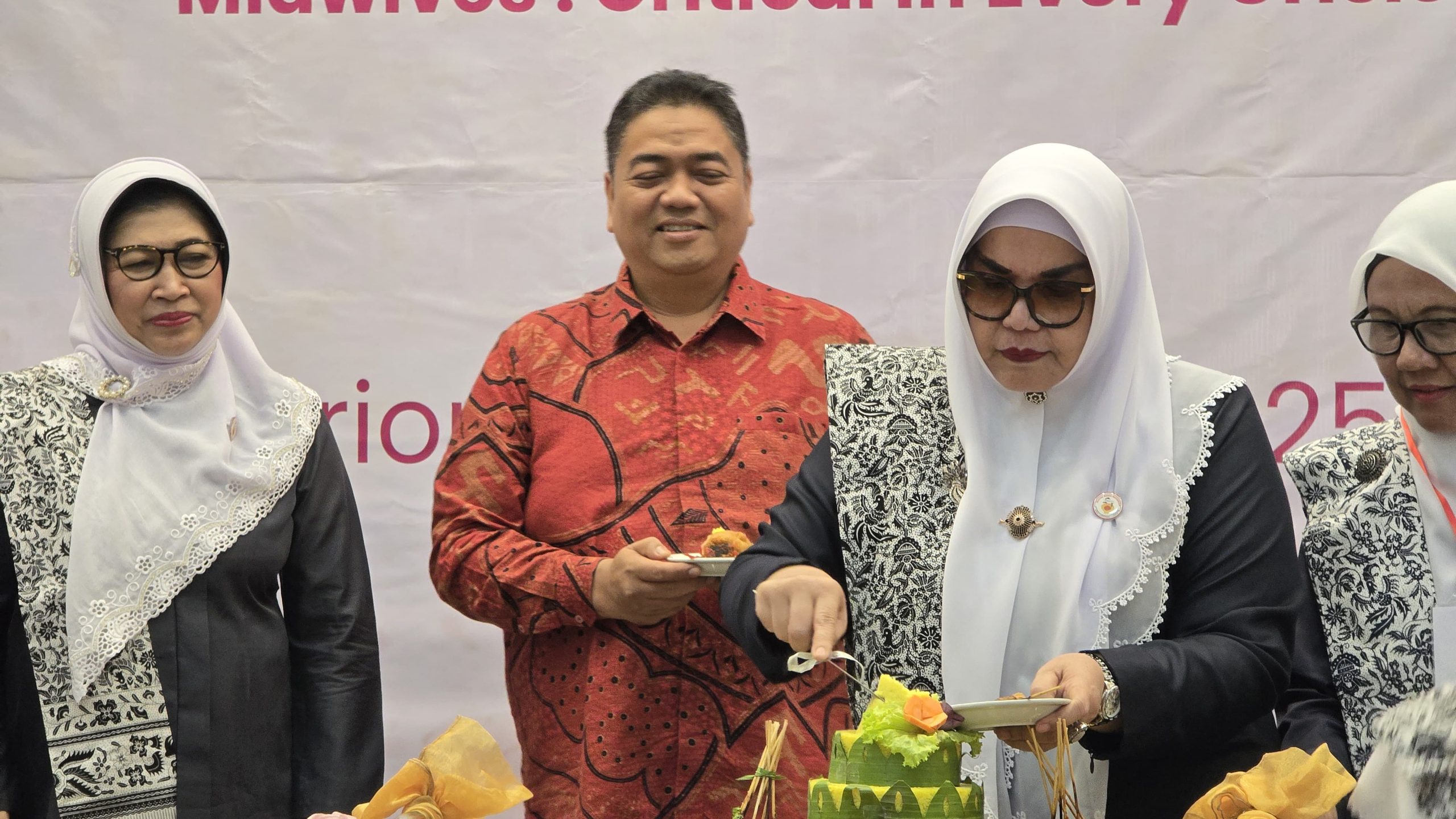 Kepala Dinas Kesehatan Aceh, dr. Munawar, Sp.OG (K), saat menghadiri Peringatan Hari Ulang Tahun Ikatan Bidan Indonesia (IBI) ke-74 di Provinsi Aceh berlangsung di Orion Hall. (Foto: Dinkes Aceh)